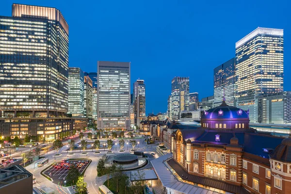 建物のスカイラインと夕暮れ時に東京駅の風景 — ストック写真