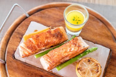 Limon soslu ızgara Atlantik somonu