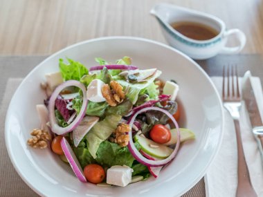 Ev yapımı sonbahar elma ceviz ıspanak salatası peynir ve Japon susam sos ile