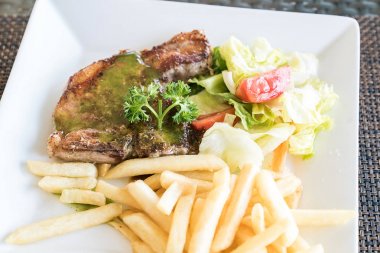 lezzetli domuz pirzolası pesto sos ile