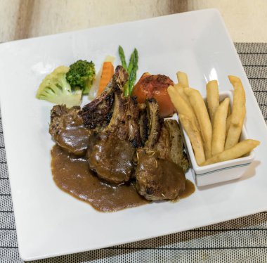 lezzetli domuz pirzolası sos sos ile