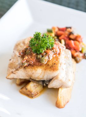 Patates üzerinde ızgara sebzeli ızgara levrek balığı