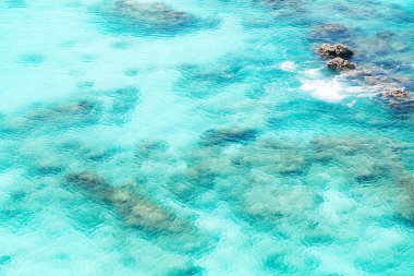 Şeffaf sığ turkuaz okyanus deniz su yüzeyi ve andaman Denizi Hint Okyanusu yaz aylarında Rock'ta Üstten Görünüm. 