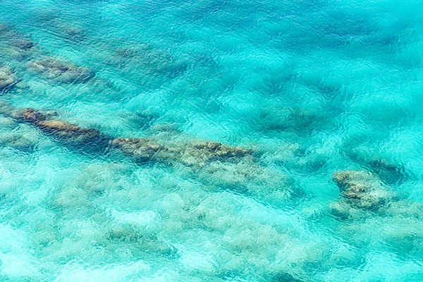 Ovanifrån Transparent Grunt Turkost Hav Havet Bevattna Ytbehandlar Och Rock — Stockfoto