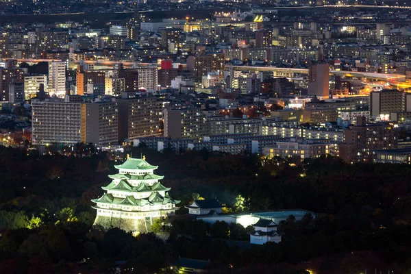 名古屋のダウンタウンのスカイラインと名古屋城の航空写真 — ストック写真