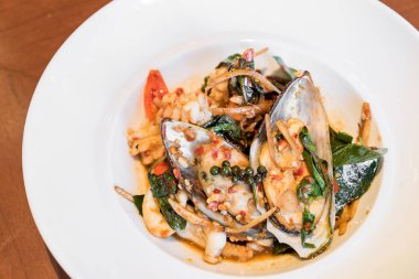 Kızarmış baharatlı Tayland yemekleri Deniz ürünleri karıştırın