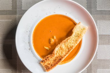 Çıtır çıtır ekmek domates çorbası