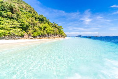 Tropikal beyaz kum plaj şnorkel, sürat teknesi, okyanus Myanmar ve Tayland gelin.