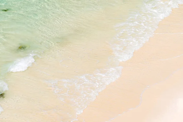 印度洋安达曼海白色沙滩上的蓝色海洋柔和波浪 以海景为背景 — 图库照片
