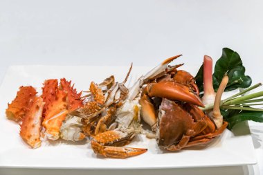 Buhar Yengeç beyaz tabak içinde çeşitli