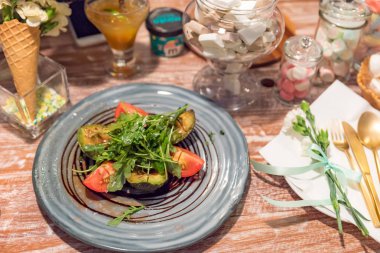 Domates ve roketli ızgara avokado salatası.