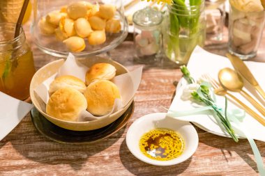 Akşam yemeği için yemek masada ekmek