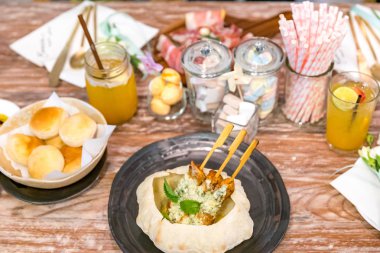 Yemek masasında tavuk şişi.