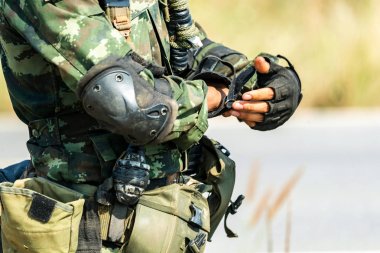 Asker hazırlık savaş ve mücadele ve bekleyen komut için hazır. 