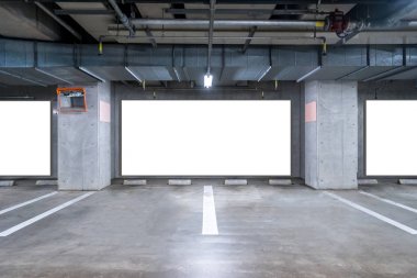Park garaj underground boş billboard, gece iç alışveriş merkezi ile boş