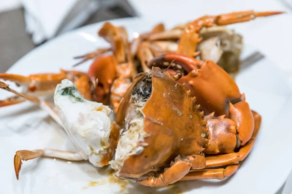 各种各样的蒸螃蟹在白盘子里 — 图库照片