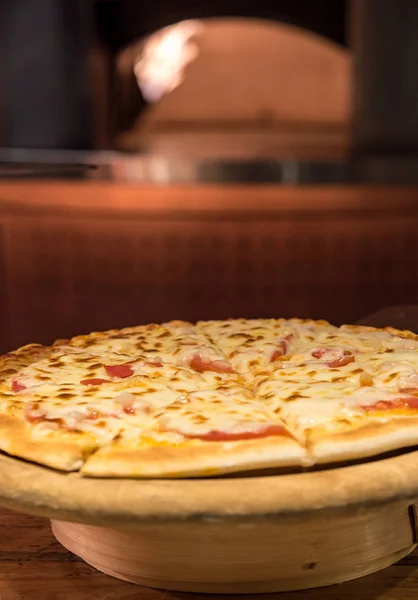 Peynir Salam Geleneksel Pizza — Stok fotoğraf