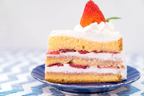 新鮮なイチゴとスライスいちごケーキ トップ — ストック写真