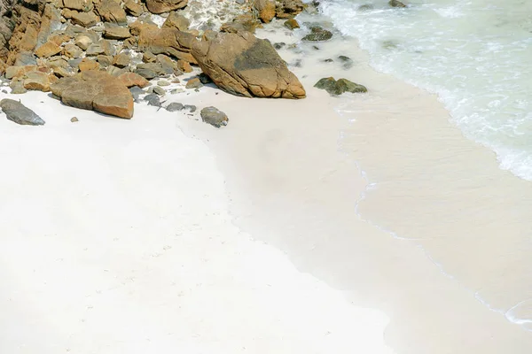 Απαλό Κύμα Της Μπλε Ωκεανό Στην Παραλία Λευκή Άμμο Στη — Φωτογραφία Αρχείου