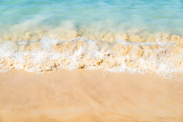 热带白沙滩上的海浪 — 图库照片
