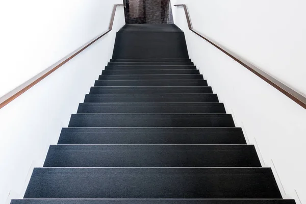 Negro Escaleras Clásicas Con Barandilla — Foto de Stock