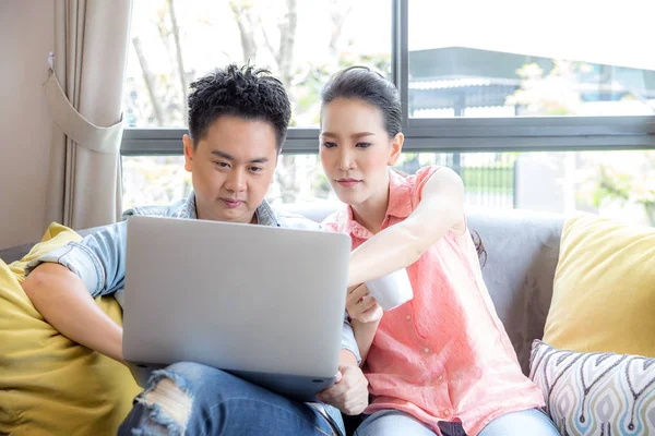 Junges Asiatisches Paar Nutzt Laptop Gemeinsam Schlafzimmer Des Modernen Hauses — Stockfoto