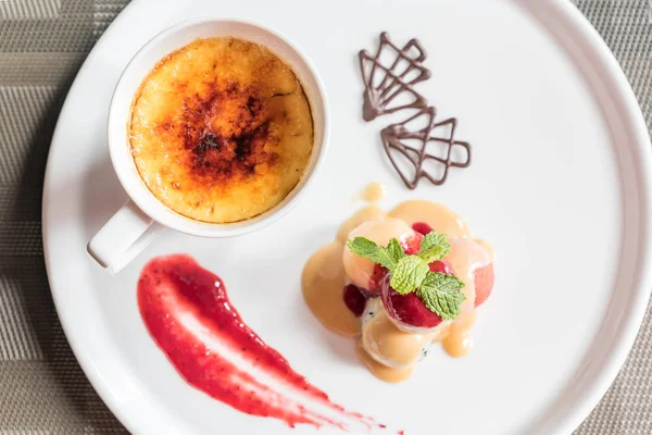 Creme Brulee Com Frutas Frescas Chocolate — Fotografia de Stock