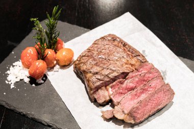 Deniz tuzu ile ızgara domates ile baş bonfile dana biftek servis