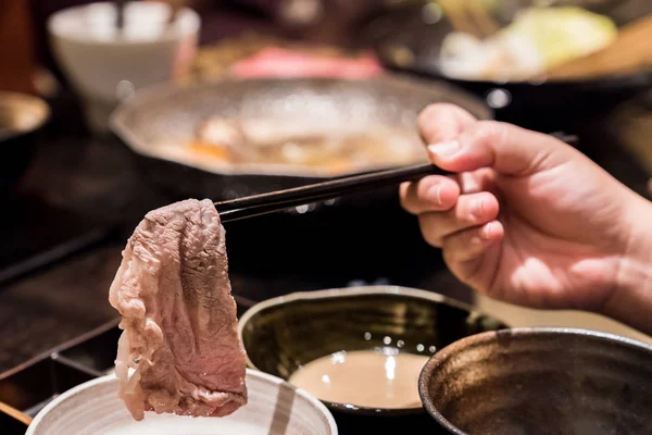 特写照片的牛肉 神户涮涮锅蒸汽 日本火锅菜 — 图库照片