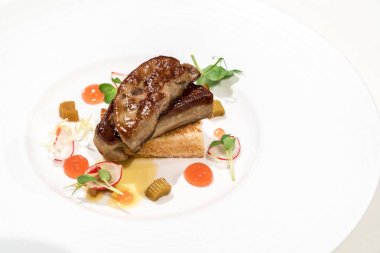 Meyve soslu ızgara kaz ciğeri