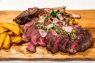 Tomahawk sığır eti ızgara biftek ile kızarmış patates kama tahıl beslenen