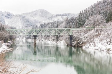 Karlı Köprüsü tren ile kış manzarası
