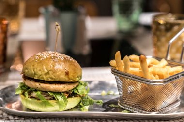 Tavuk Hamburger yakın çekim fotoğraf ile kızartma, fast food