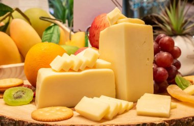 büfe hattında ahşap tabak üzerinde meyve ve kraker çeşitli edam peyniri