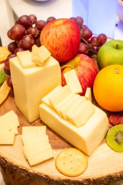 büfe hattında ahşap tabak üzerinde meyve ve kraker çeşitli edam peyniri