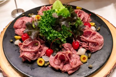 Soğuk kesim, domuz eti ve sığır salam, büfe hattında salata istasyonu için Çeşitli