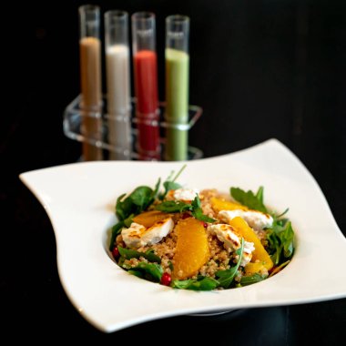 Dört salata soslu kinoa salatası.