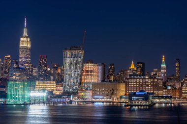 New York şehir merkezinin hava manzarası New Jersey 'den alacakaranlıkta Skylines şehir manzarası
