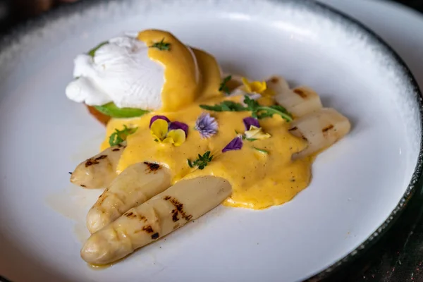 Wykwintne Grillowane Białe Szparagi Jajeczkiem Służyć Holenderskim Pikantny Sos Udekorować — Zdjęcie stockowe