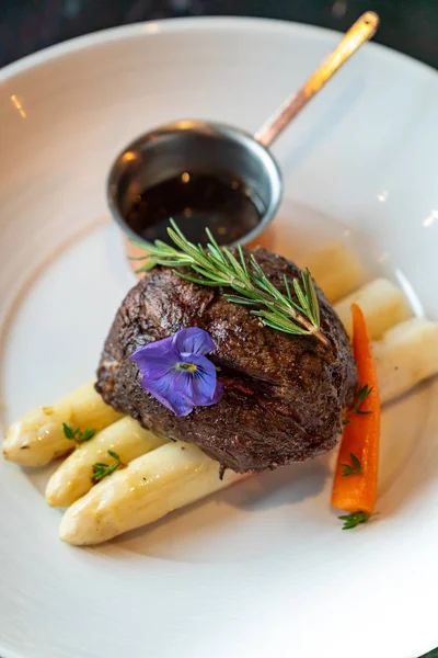 Gegrilde Runderhaas Wagyu Met Witte Asperges Versieren Met Eetbare Bloemen — Stockfoto