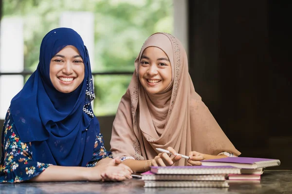 Jugendliche Junge Erwachsene Asiatische Thailändische Muslimische Universitätsstudenten Lesen Buch Und — Stockfoto