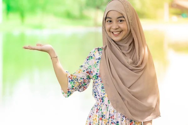 Porträtt Snygg Glad Ung Tonåring Muselman Islamisk Asiatisk Universitet Flicka — Stockfoto