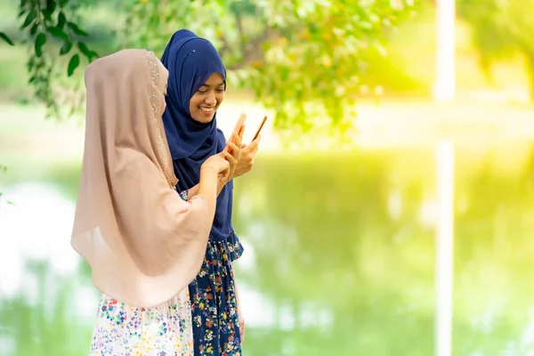 Adolescente Joven Musulmana Islámica Tailandesa Asiática Usando Teléfonos Inteligentes Tabletas — Foto de Stock