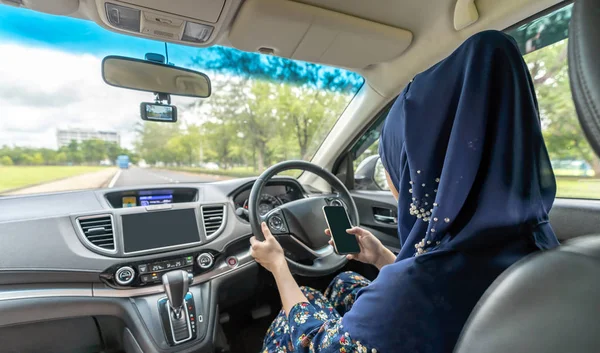 Back View Muslim Lady Girl Driving Car Using Mobile Phone — Stock Photo, Image