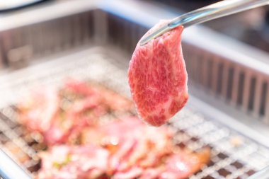 Japon wagyu premium sığır eti yakiniku ile kırmızı sıcak kömür ızgara