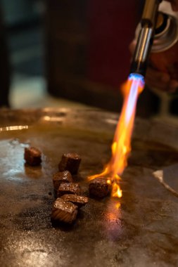 Biftek pişirme teppanyaki tarifi Japon ızgara sığır eti kazıyıcı ve gaz ocağı ile pişirme