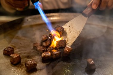 Biftek pişirme teppanyaki tarifi Japon ızgara sığır eti kazıyıcı ve gaz ocağı ile pişirme