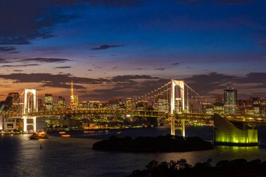 Tokyo şehri Kanto Japonya Odaiba tokyo bay Sunset Twilight üzerinde Gökkuşağı köprü ve Tokyo körfezi Sunset Twilight üzerinde Tokyo siluetleri havadan görünümü.