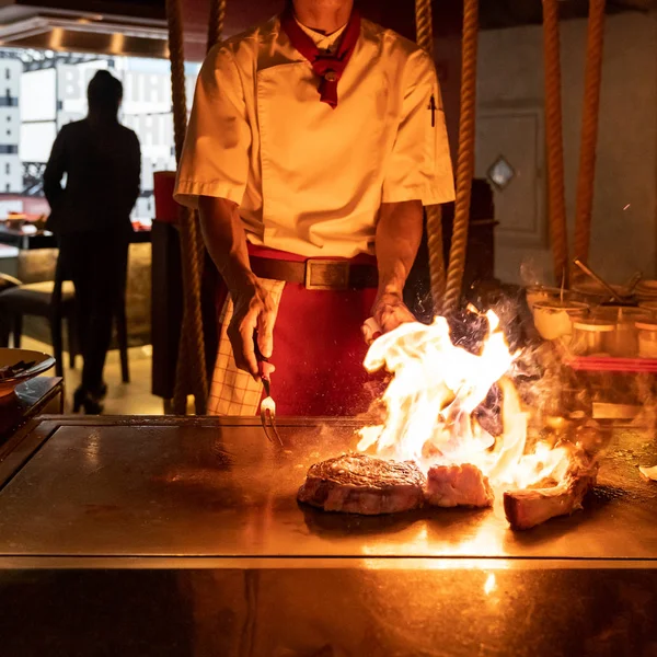 Gotowanie Teppanyaki Wołowiny Przepis Japoński Grillowany Stek Tomahawk Wołowiny Patelni — Zdjęcie stockowe