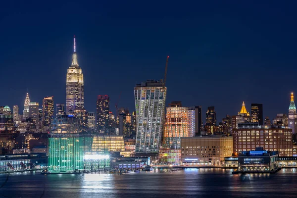 New York şehir merkezinin hava manzarası New Jersey 'den alacakaranlıkta Skylines şehir manzarası